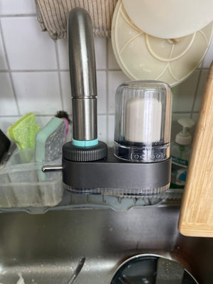 Funziona alla grande ed è facile da installare. Peccato che ci sia solo un tipo di aeratore e che l’ugello non possa essere regolato. È un po’ difficile riempire le bottiglie d’acqua.