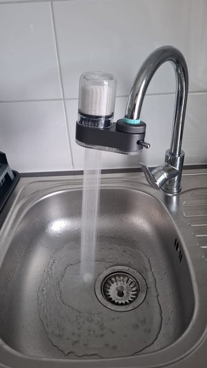 La tecnologia di filtraggio è molto semplice e il sistema funziona alla grande. Abbiamo acqua molto dura e tubature non proprio recenti. L’acqua filtrata ha un sapore più delicato e lascia meno depositi di calcare. L’installazione è molto semplice. Si adatta alla maggior parte dei rubinetti standard. Lo consiglio.